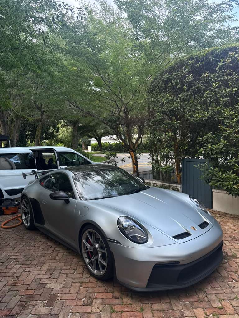 Mobile car detailing service